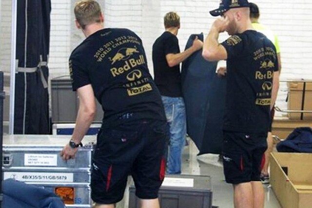 Vettel aiuta a... fare i bagagli!