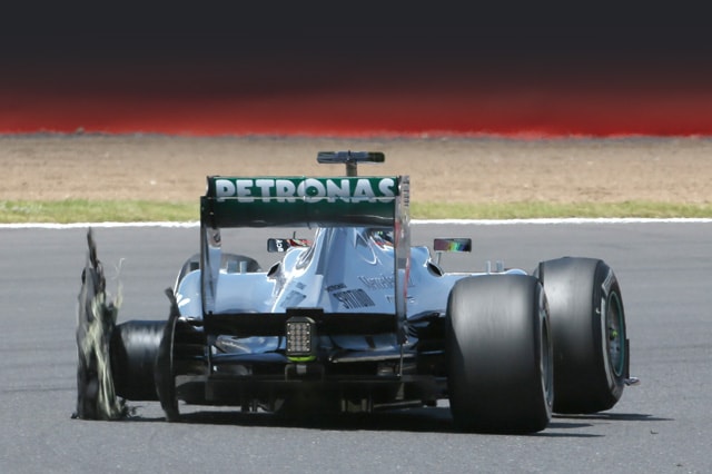 Esplode una gomma a Rosberg nei test F1