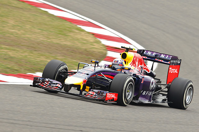 Prove F1 Cina: Ricciardo sotto l'acqua