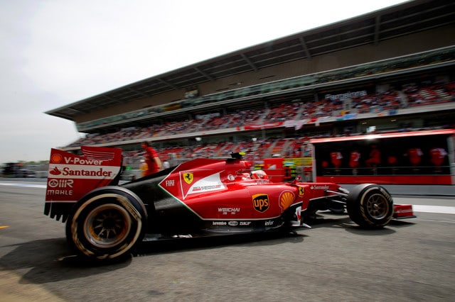 Raikkonen, cede il motore nei test