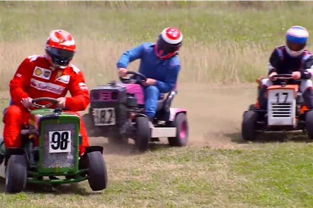 Kimi Raikkonen corre sui tosaerba, meglio che in F1...