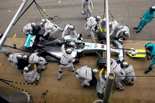 Mercedes impone strategie uguali