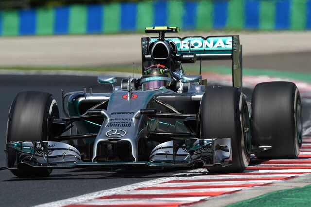 Rosberg sempre al lavoro con gli ingegneri