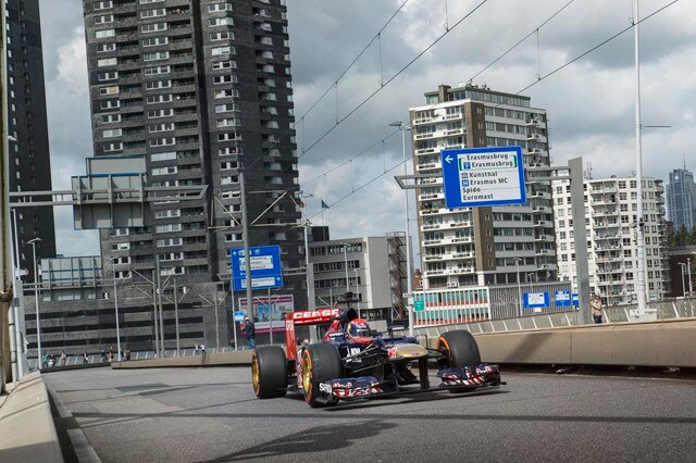 Verstappen, esordio col botto a Rotterdam