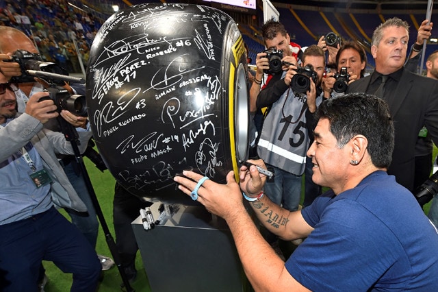 All’asta la gomma autografata dai piloti F1 e calciatori VIP