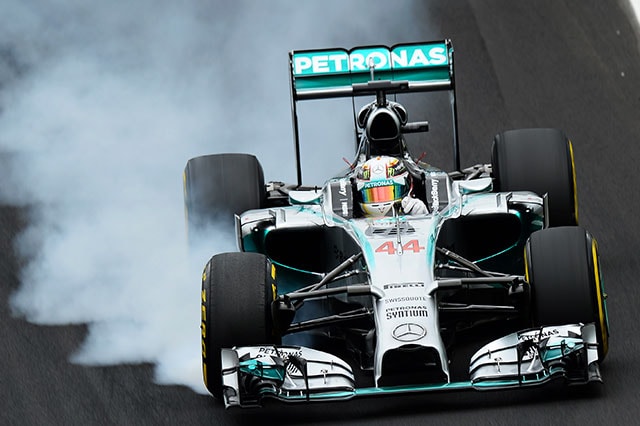 Due errori nel finale fregano Hamilton