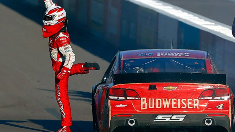 Nascar a Phoenix: Harvick vince e va in finale