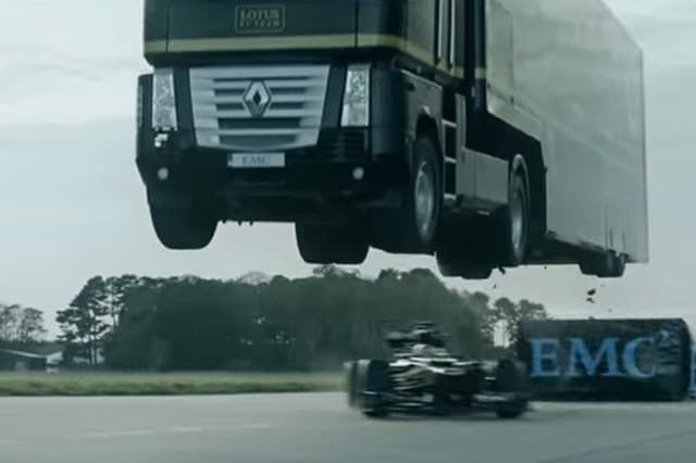 Tir Lotus salta una monoposto
