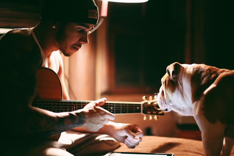 Lewis Hamilton canta e suona la chitarra (video)