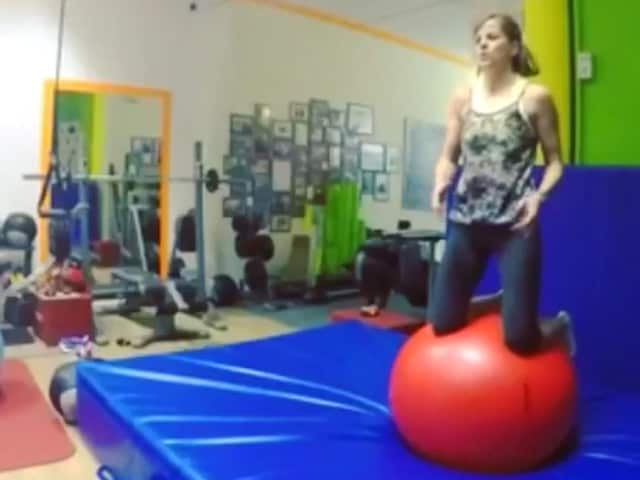 Susie Wolff in palestra con una palla medica