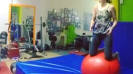 Susie Wolff in palestra con una palla medica