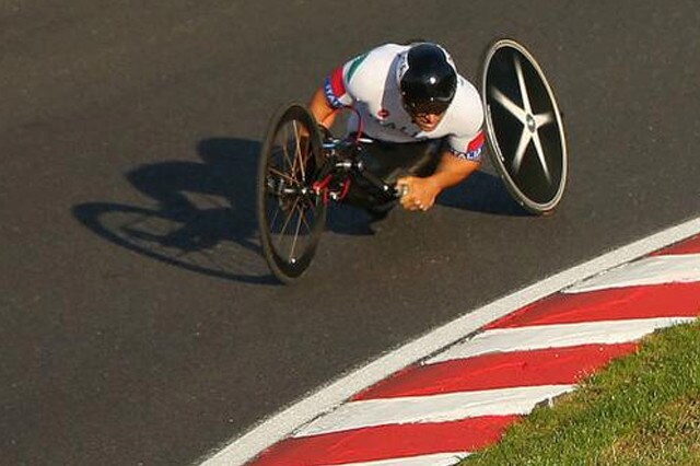 Alex Zanardi si è fratturato una clavicola contro un guard rail