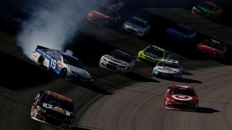 Nascar, Harvick sbanca Las Vegas