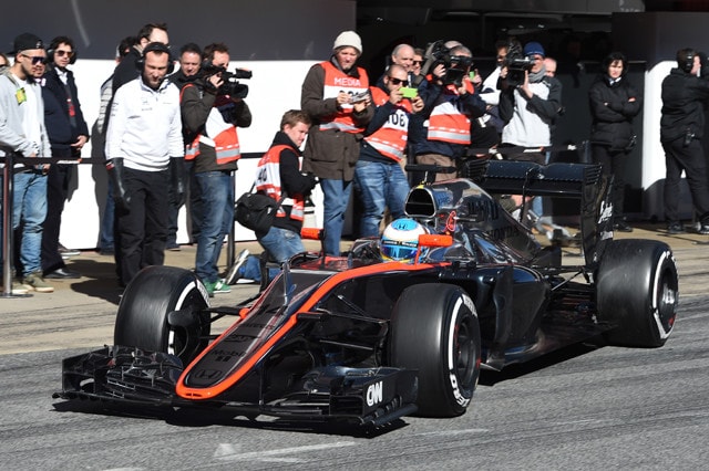 McLaren: Alonso ricorda lo sterzo pesante