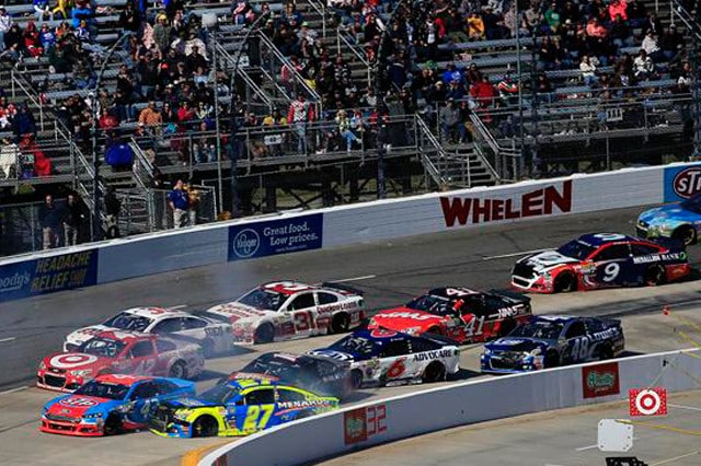 Nascar: prima vittoria del 2015 per Toyota