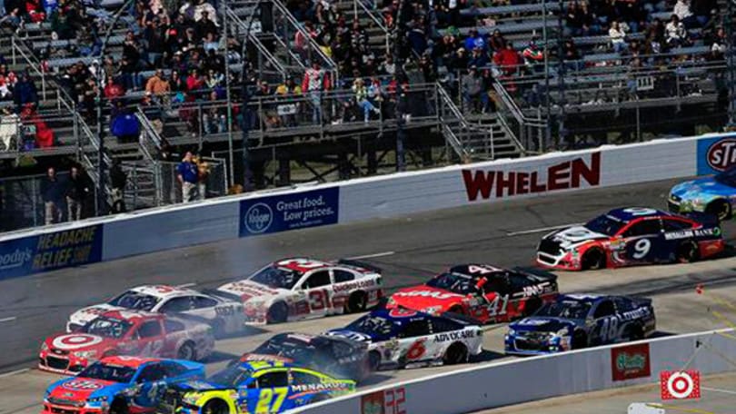 Nascar: prima vittoria del 2015 per Toyota