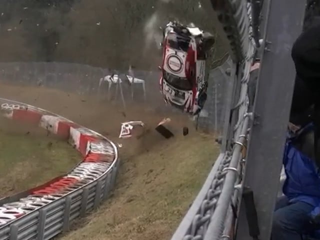 Nuove immagini drammatiche dell'incidente al Nürburgring