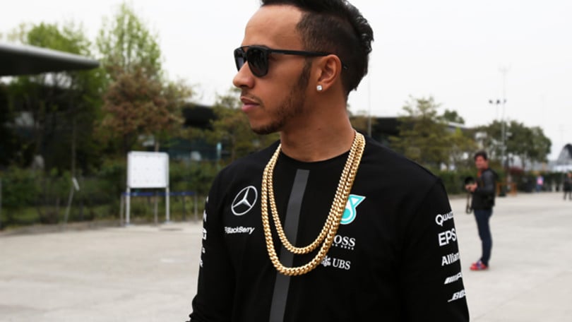 F1 Cina: Hamilton sfoggia un look aggressivo