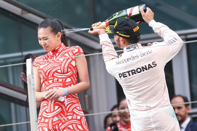 Hamilton sessista sul podio di Shanghai