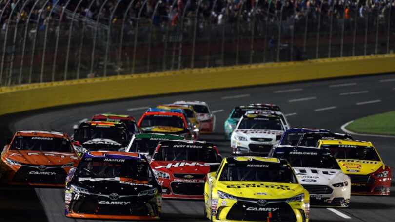 Nascar, Hamlin milionario a Charlotte