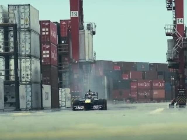Sainz sulla Red Bull RB7 nel porto del Callao