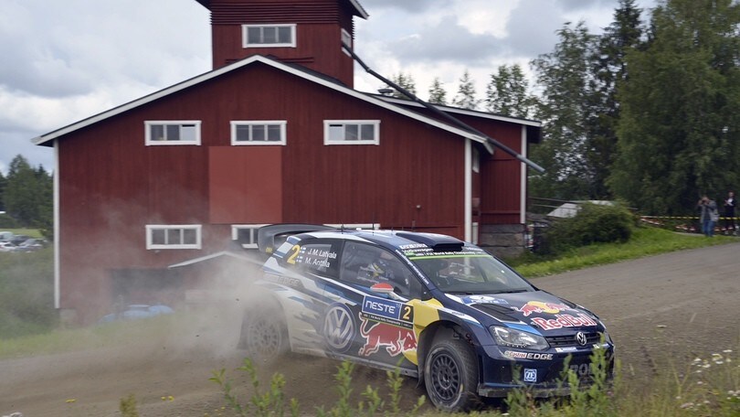 Mondiale Rally: Latvala resiste in testa in Finlandia