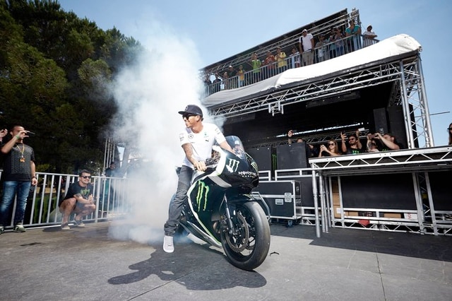 Hamilton vuole provare la MotoGP, Rossi lo invita al Ranch