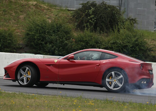Vettel prova la F12 Berlinetta: "Ma è un'auto di serie?"