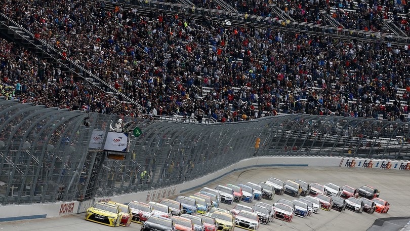 Nascar, Harvick lascia il segno a Dover