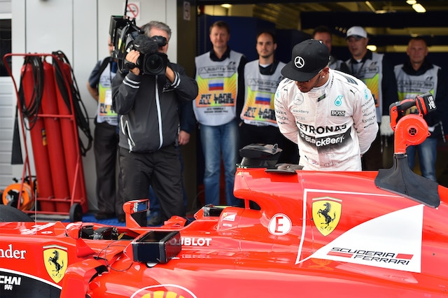 Hamilton: "Sarà una gara lunga, fin dal via..."