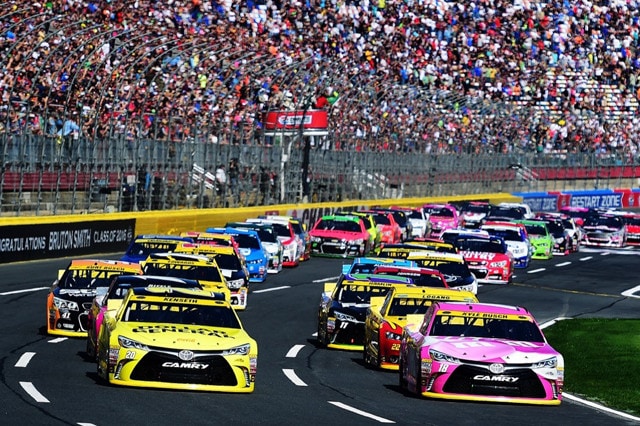 Nascar, Joey Logano mattatore a Charlotte