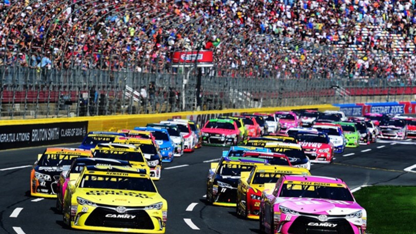 Nascar, Joey Logano mattatore a Charlotte