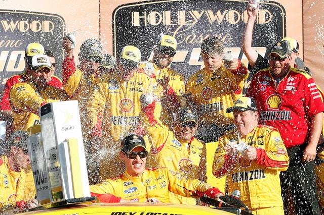 Nascar, Logano mette la seconda in Kansas