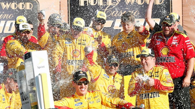 Nascar, Logano mette la seconda in Kansas