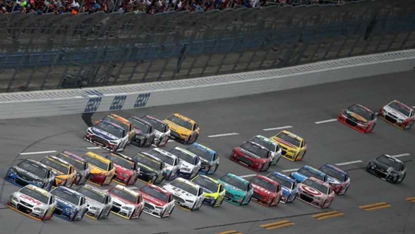 Nascar: Logano, incredibile tripletta