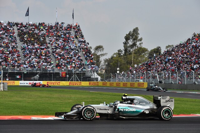 Rosberg rockstar, Lowe giustifica le due soste