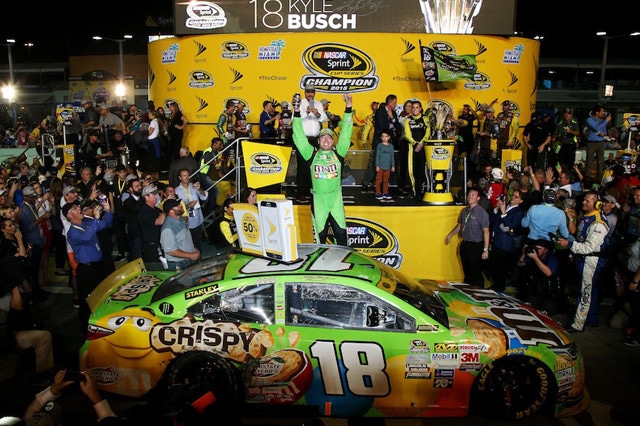 Kyle Busch e la Toyota vincono la Sprint Cup 2015