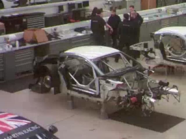 Un minuto per montare l'Aston Martin V8 GTE