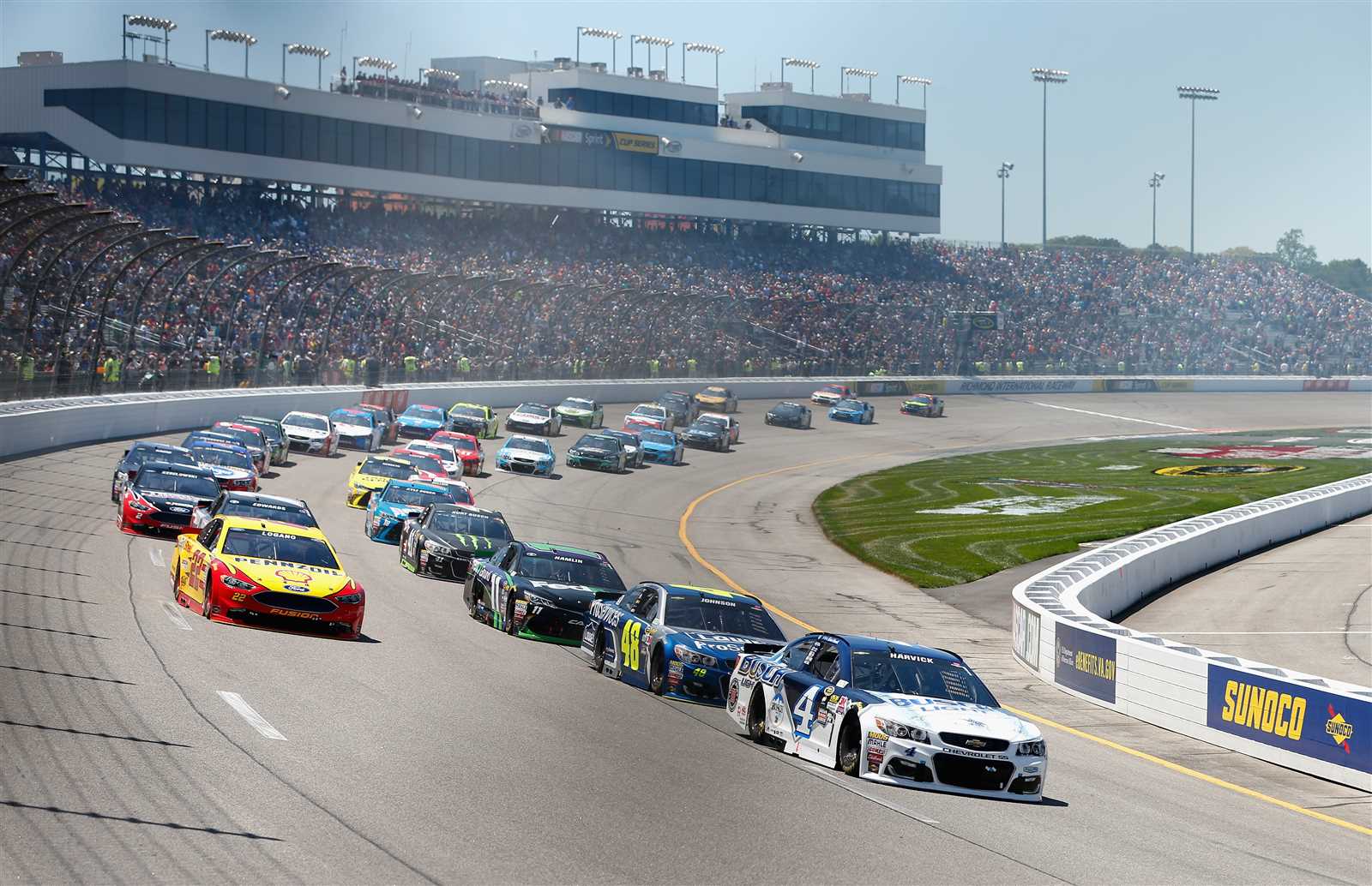Nascar, a Richmond vittoria al fotofinish per  Edwards