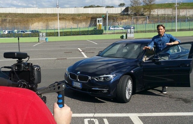 Jimmy Ghione scende in pista per Autosprint con la nuova BMW 330e