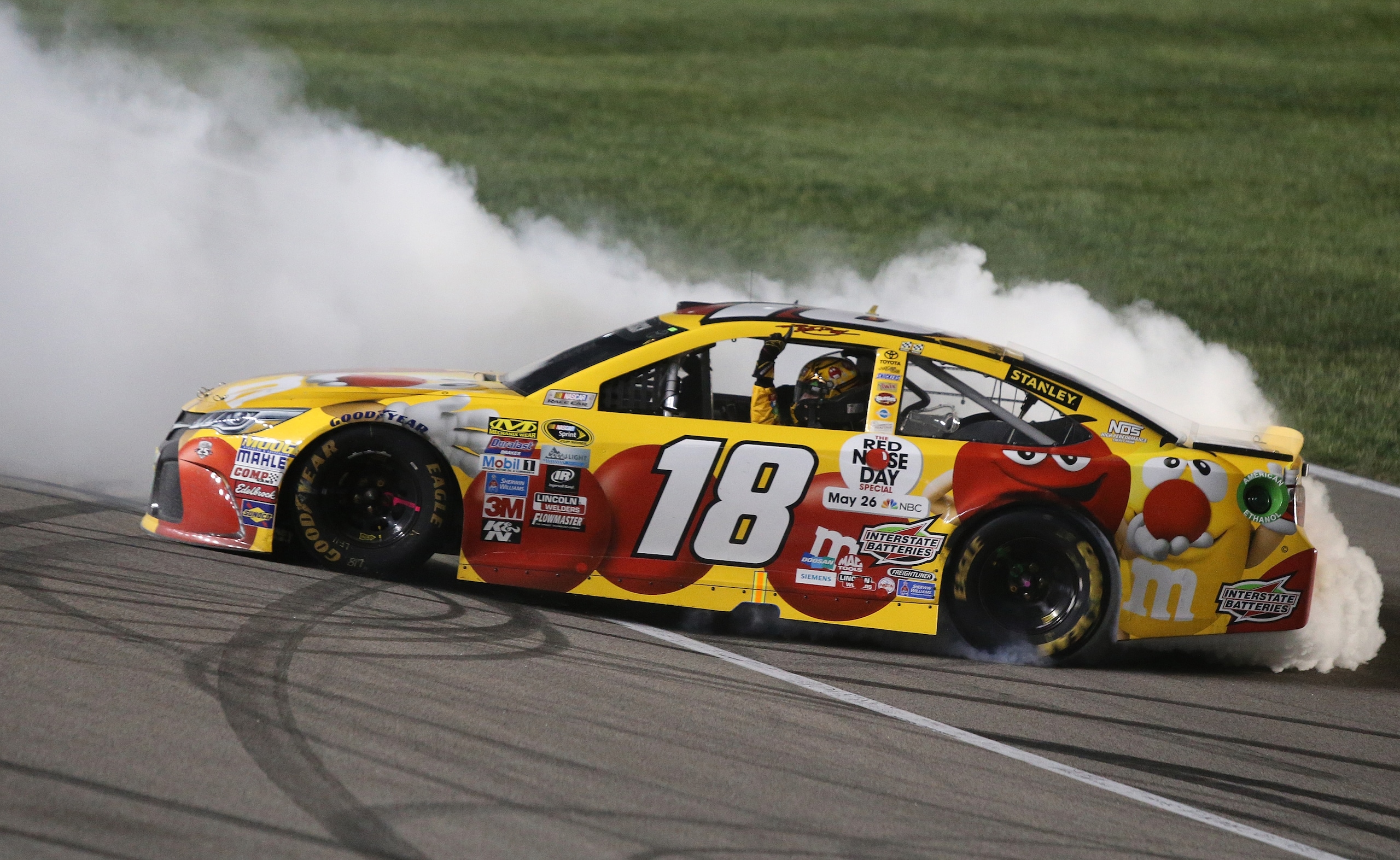 Nascar,  Kyle Busch non si ferma in Kansas