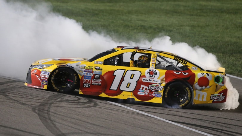 Nascar,  Kyle Busch non si ferma in Kansas