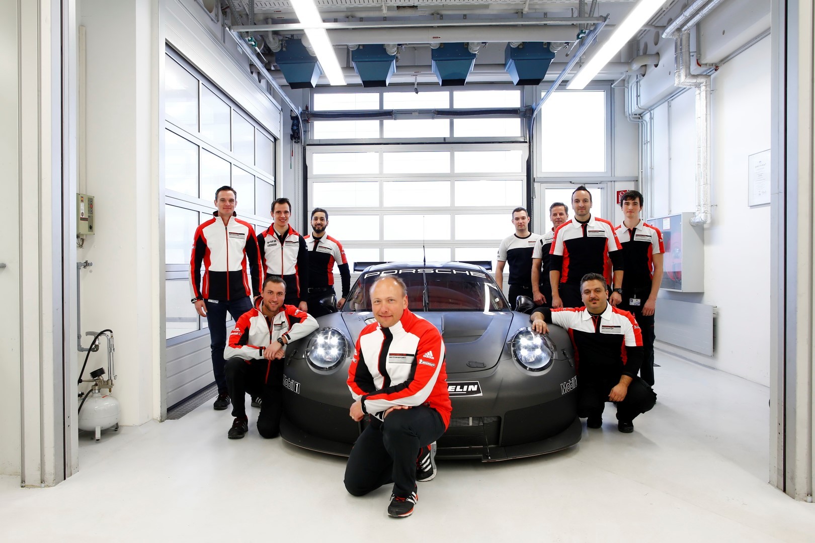 Porsche 911 RSR 2017, prima uscita a Weissach
