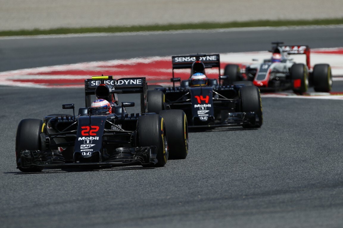 Alonso, un problema software ferma la McLaren