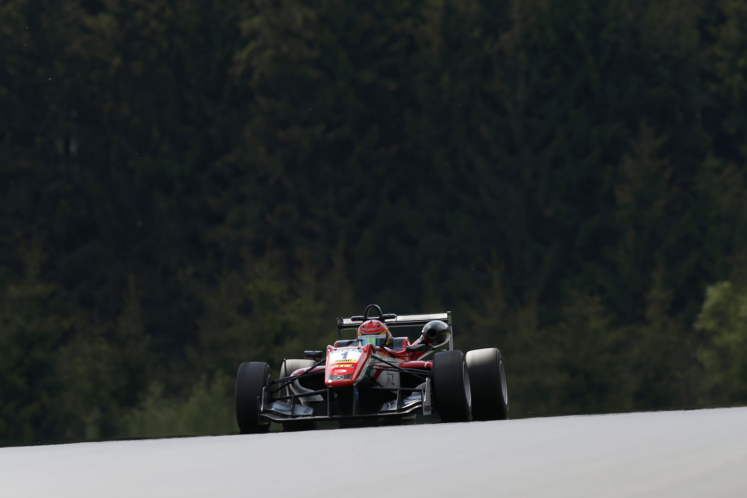 F3: Ilott torna al successo, spavento per Cong Li