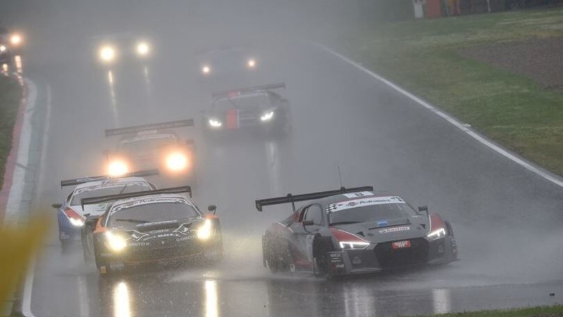 Gt tricolore: a Imola nel caos della pioggia vince la Audi