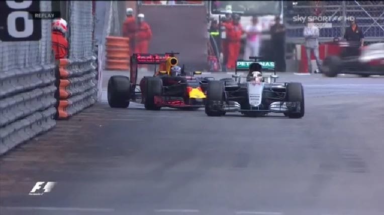 Hamilton Vs Ricciardo: ecco perché l'inglese non è stato penalizzato