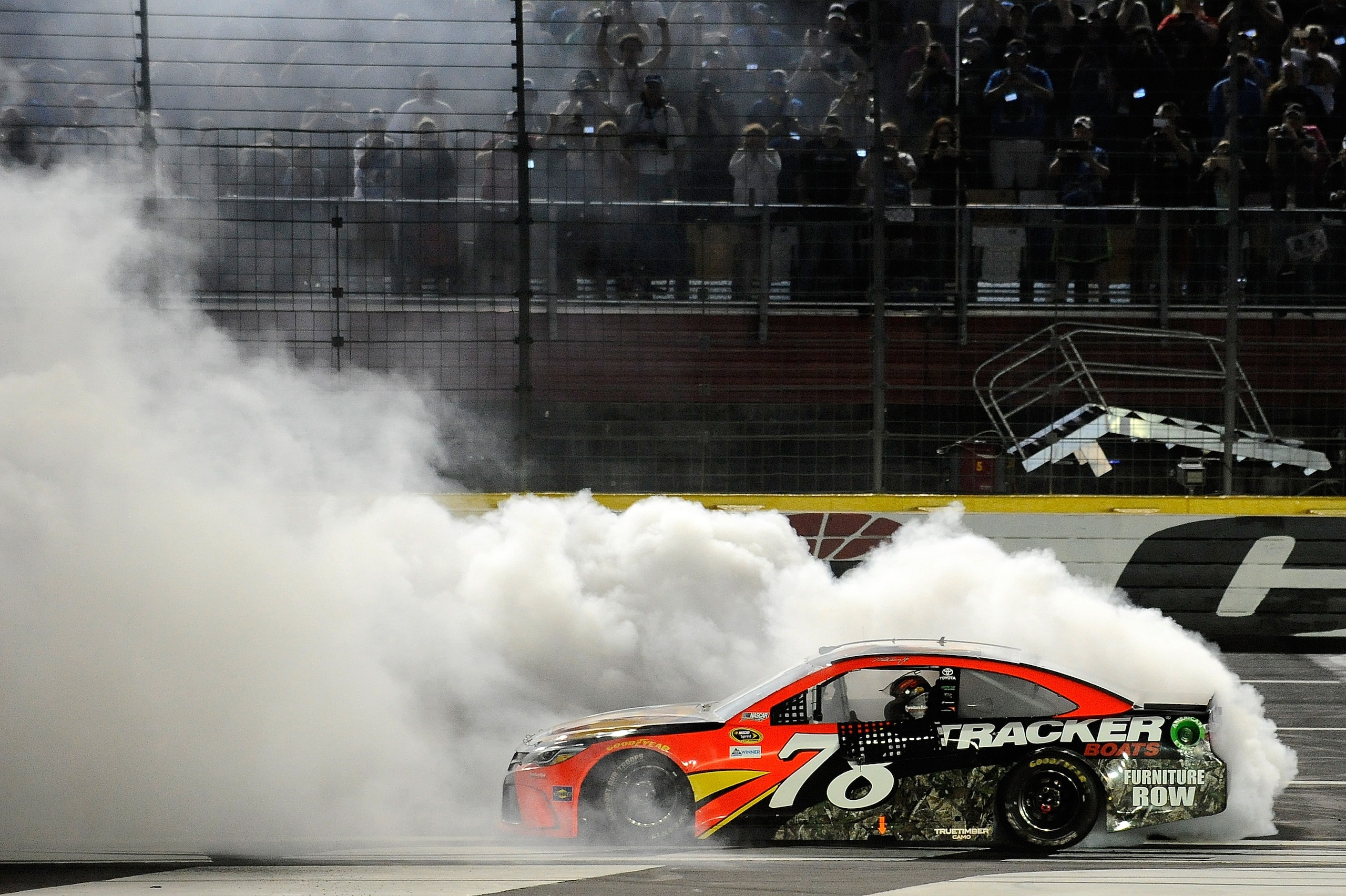 Nascar, trionfo da record per Martin Truex