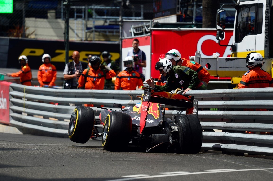 Verstappen: «Ho imparato a stare lontano dal muro»