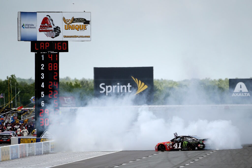 Nascar, prima vittoria 2016 per Kurt Busch